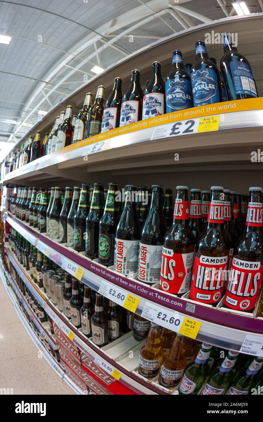 Birre artigianali e Lager su supermarket Shelves Foto Stock