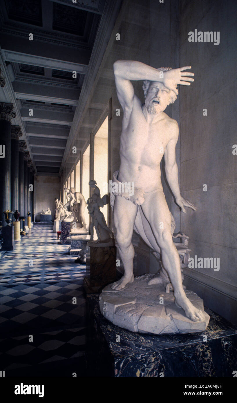 Vita-dimensioni scultura di Caino, completata nel 1844 dallo scultore italiano Giovanni Dupré (1817-1882). La scultura è parte della galleria di sculture di marmo al di sopra della scala principale nel Museo Hermitage di San Pietroburgo, Russia. Nella Bibbia, Caino e Abele erano i figli di Adamo ed Eva. Secondo la Bibbia ebraica e il Vecchio Testamento, Caino aveva ucciso suo fratello Abele. Dupré il primo lavoro di una certa importanza è stato il marmo "Abele" (1842), la Granduchessa Maria di Russia l'incarico di eseguire una statua di "Caino" (1844). Foto Stock