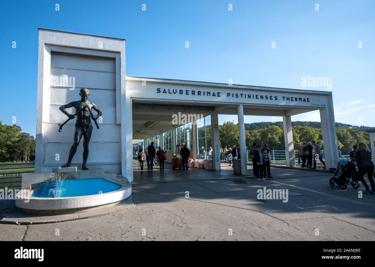 La stampella breaker statua e ingresso al ponte colonnato a Spa Island. Piestany, Slovacchia Foto Stock