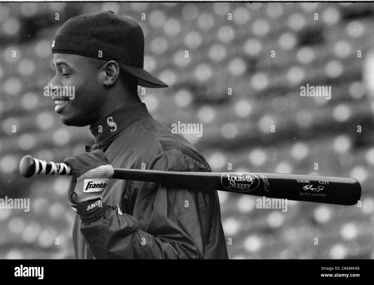 Seattle Mariners Ken Griffy jr guardando il campo durante la pratica di ovatta prima di giocare contro i Boston Red Sox a Fenway Park di Boston MA USA 1996 foto di bill belknap Foto Stock