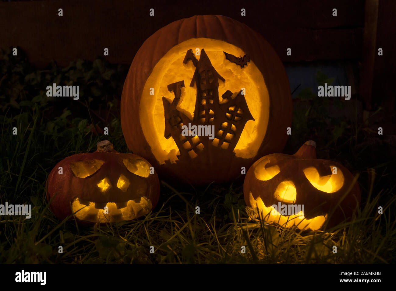 Funny zucche di Halloween con scary house e i volti Foto Stock