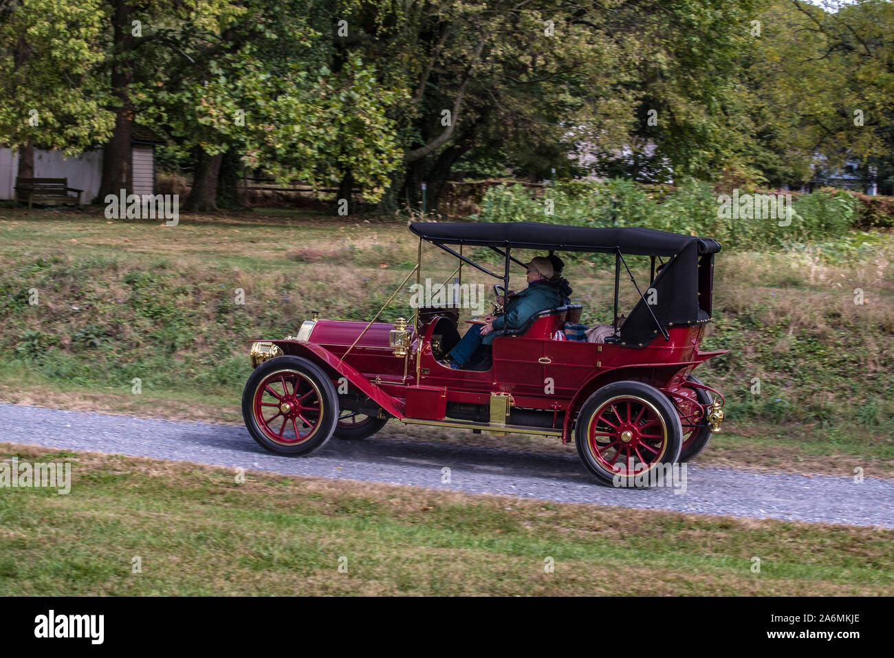 Auto d'epoca sul school house strada sterrata, Landis Valley farm museum, Lancaster, PA. Foto Stock