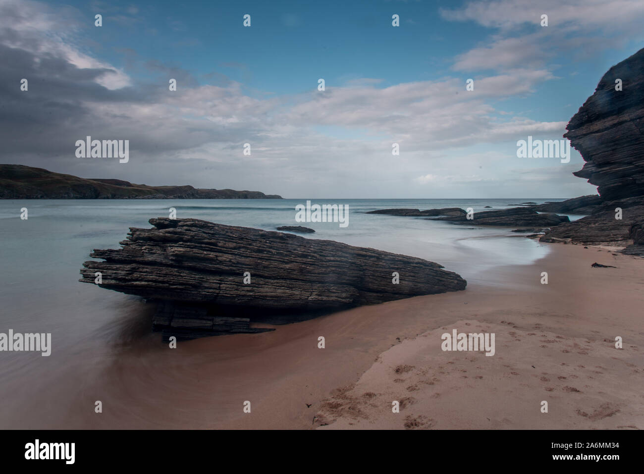 Grotta di Strathy spiaggia di Sutherland, SCOZIA Foto Stock