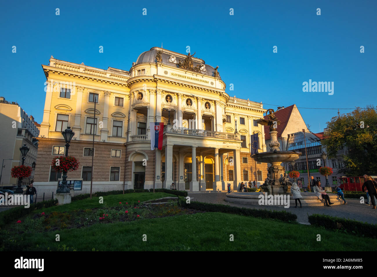 Edificio storico del teatro nazionale slovacco, aperto nel 1886.  Bratislava, Slovacchia Foto stock - Alamy