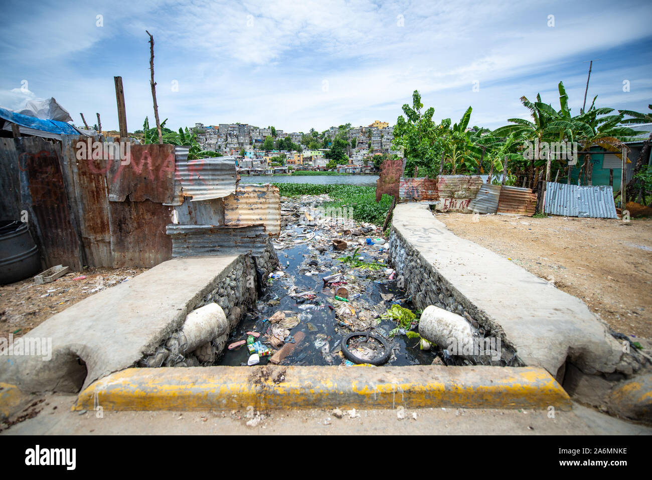 Santo Domingo, La Altagracia / Repubblica Dominicana - 15 Maggio 2018: acquedotto piena di spazzatura e rifiuti mediante il fiume Ozama nella scarsa Los Guandules Neighborh Foto Stock