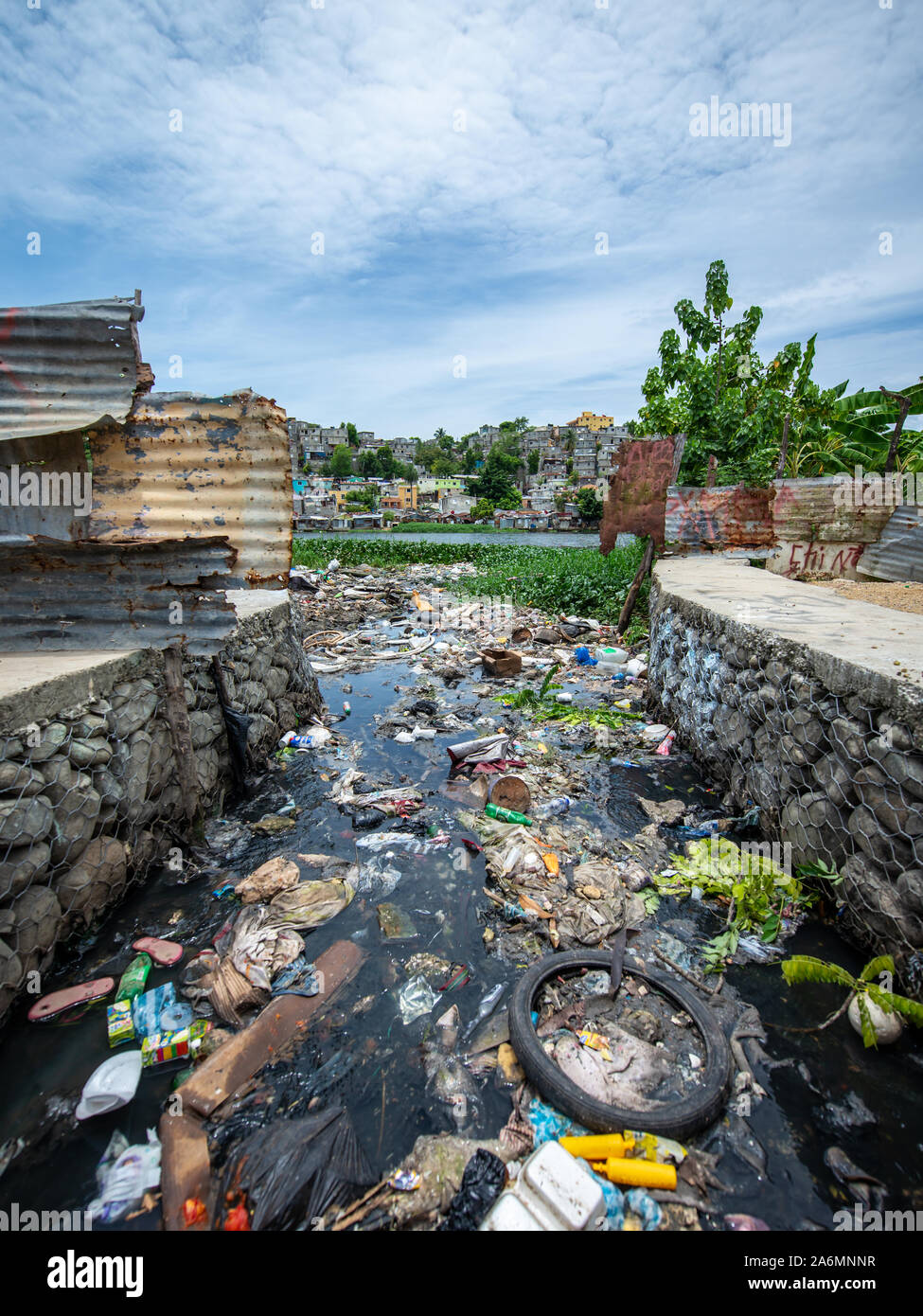 Santo Domingo, La Altagracia / Repubblica Dominicana - 15 Maggio 2018: acquedotto piena di spazzatura e rifiuti mediante il fiume Ozama nella scarsa Los Guandules Neighborh Foto Stock