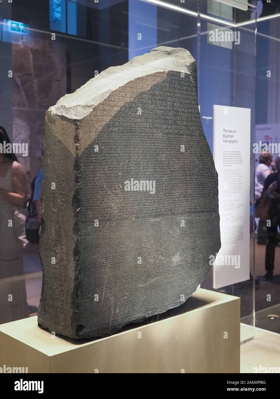 LONDON, Regno Unito - CIRCA NEL SETTEMBRE 2019: Rosetta Stone stele presso il British Museum con il testo in antico geroglifico egizio, Demotic script e antiche G Foto Stock