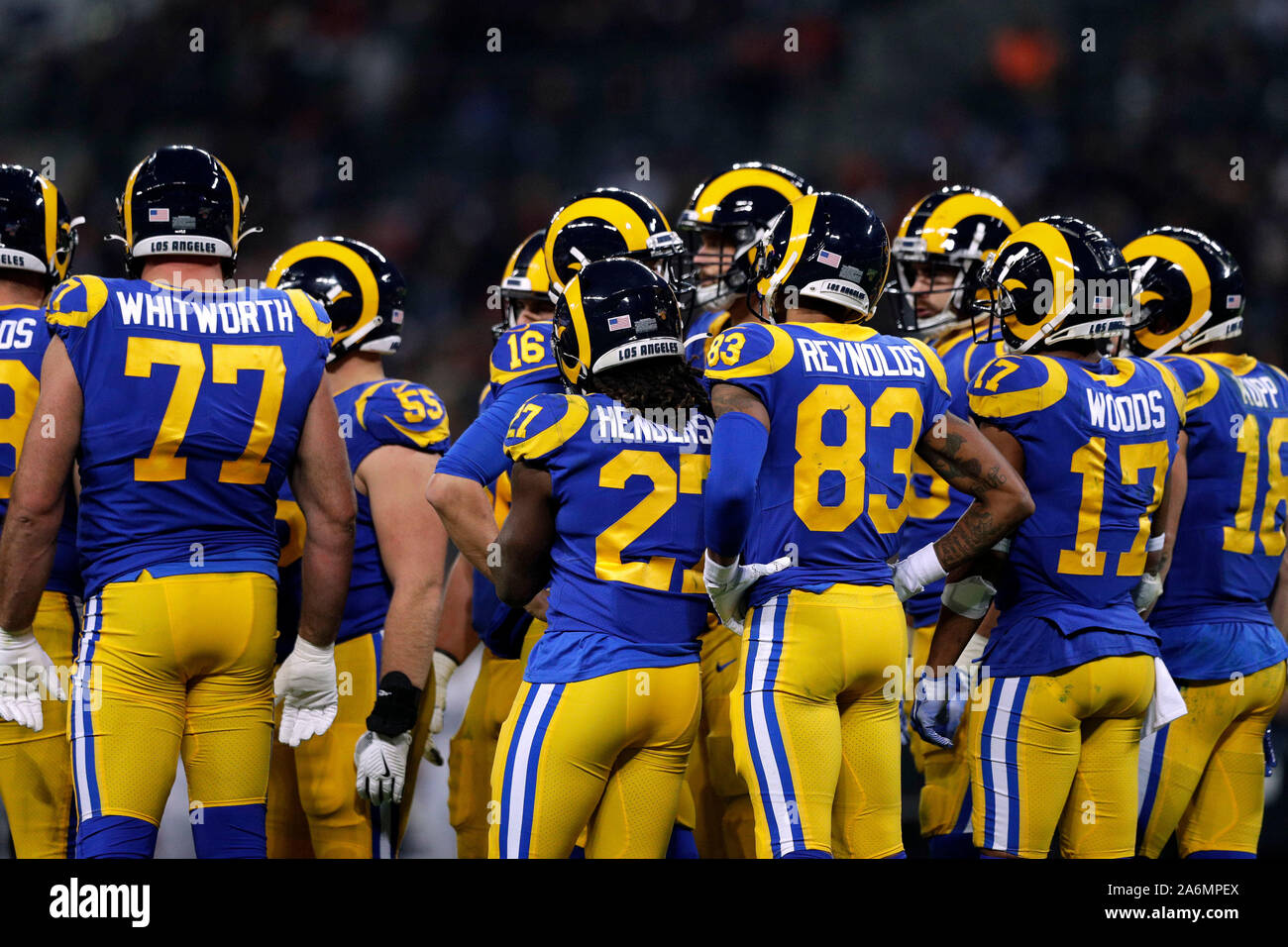 Lo stadio di Wembley, Londra, Regno Unito. 27 ott 2019. National Football League, Los Angeles Rams contro Cincinnati Bengals; il Los Angeles Rams giocatori ascoltare quarterback tattica - uso editoriale Credito: Azione Sport Plus/Alamy Live News Foto Stock