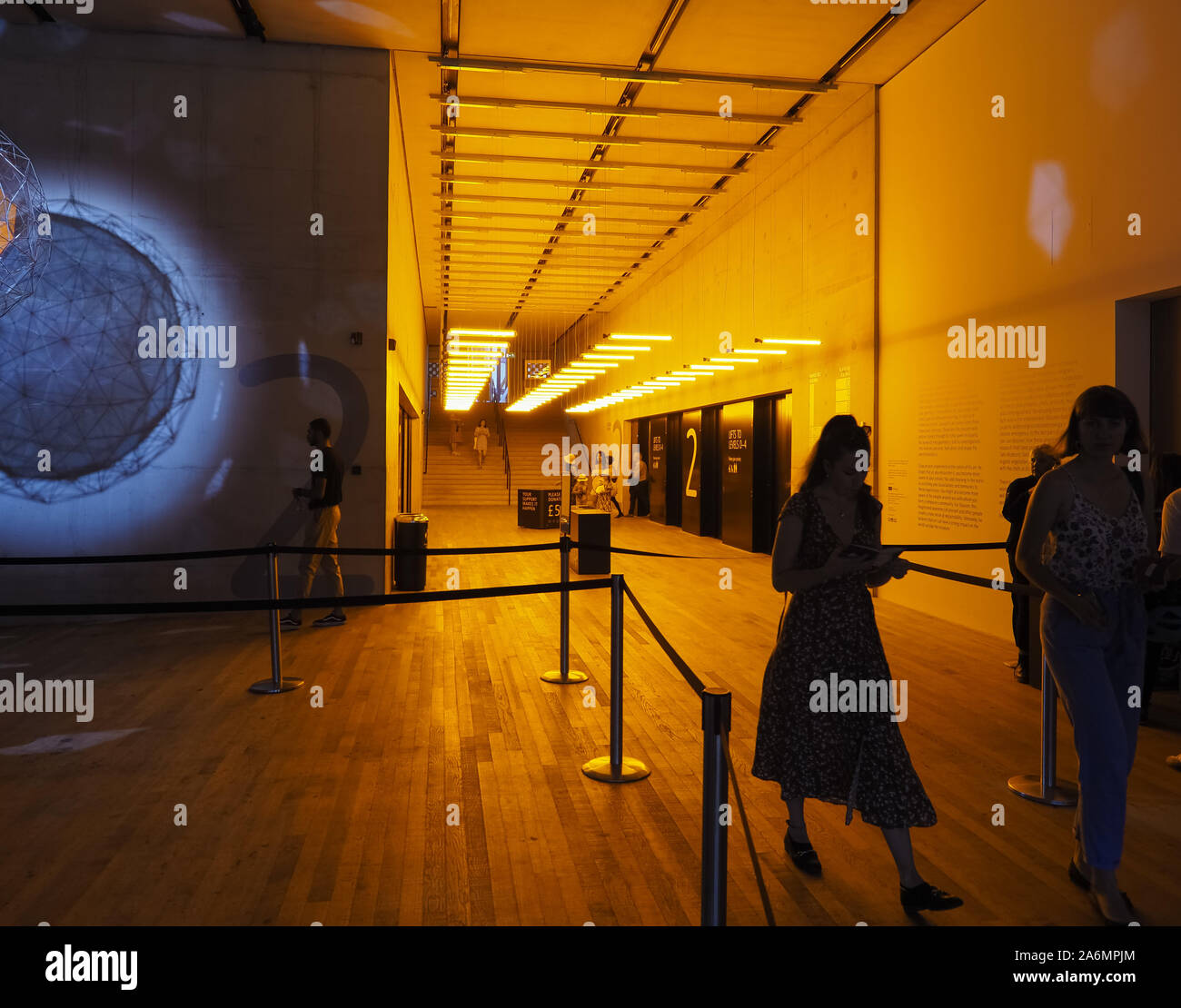 LONDON, Regno Unito - CIRCA NEL SETTEMBRE 2019: Olafur Eliasson le luci gialle arte di installazione alla Tate Modern art gallery in banca del sud della stazione di alimentazione Foto Stock