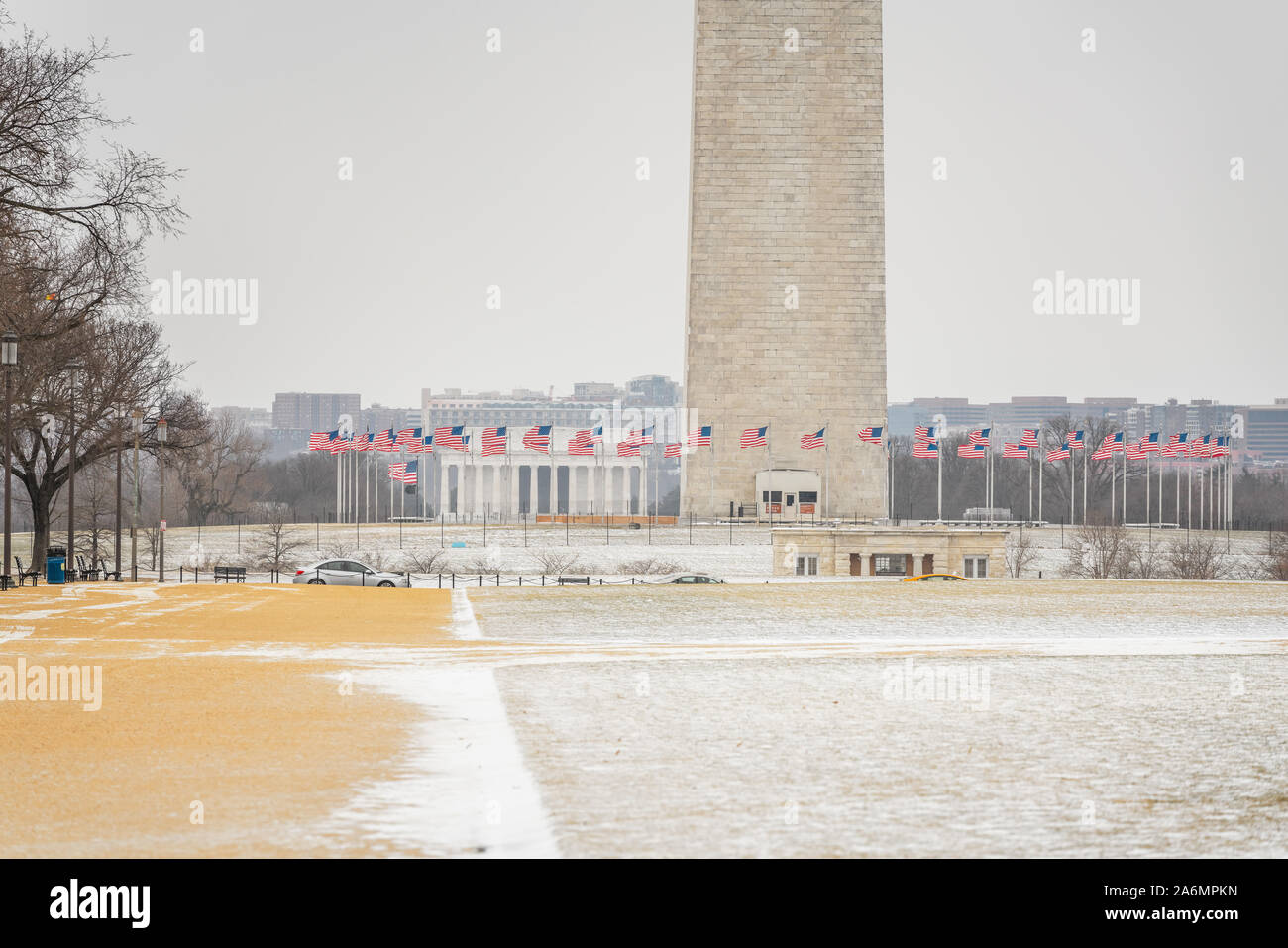 Pennone vicino al Monumento di Washington in inverno Foto Stock