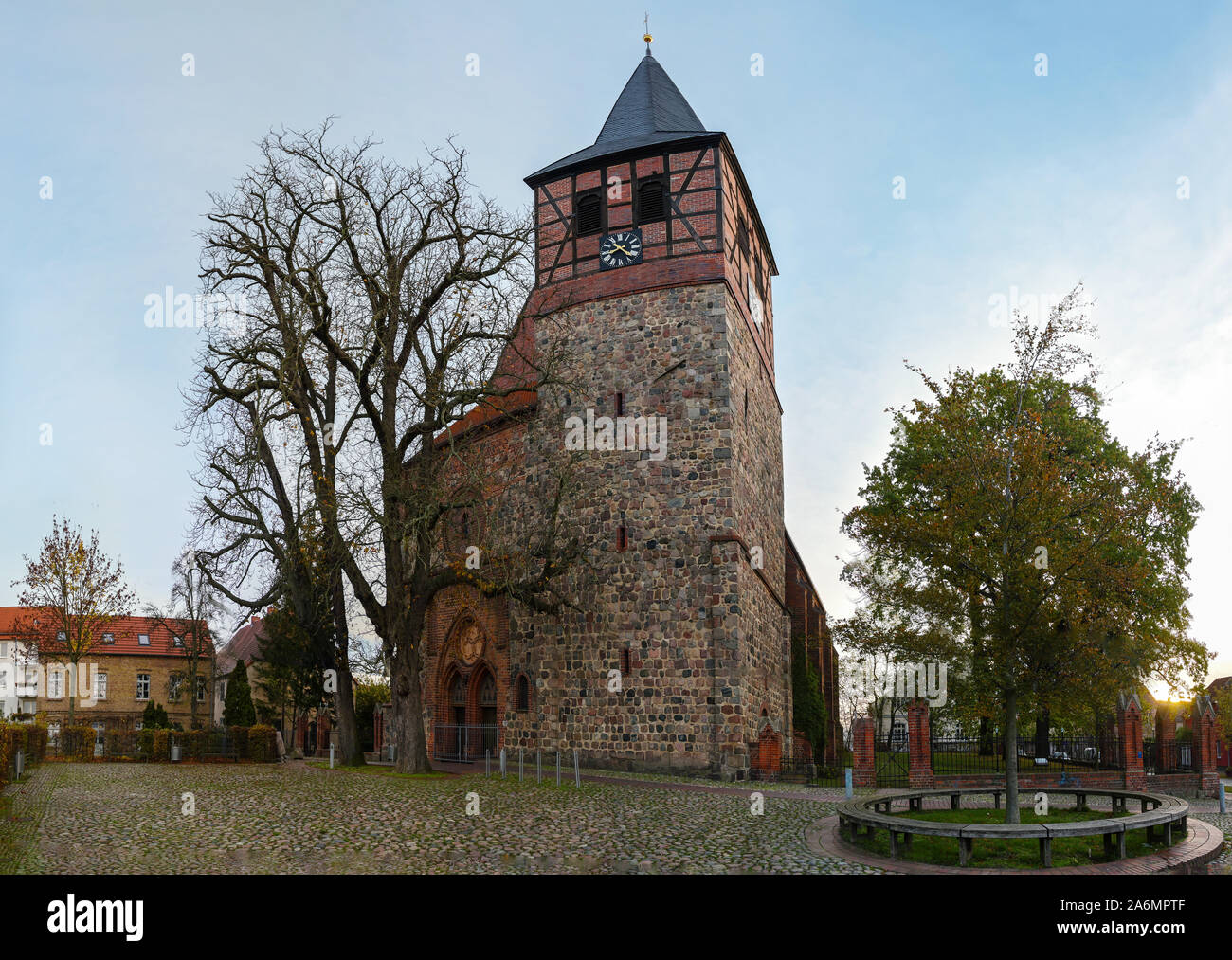 La Chiesa di Santa Maria di Strasburgo Uckermark nel quartiere Vorpommern-Greifswald in Germania, costruito da pietre di campo e semi-timbering con mattoni, blu Foto Stock