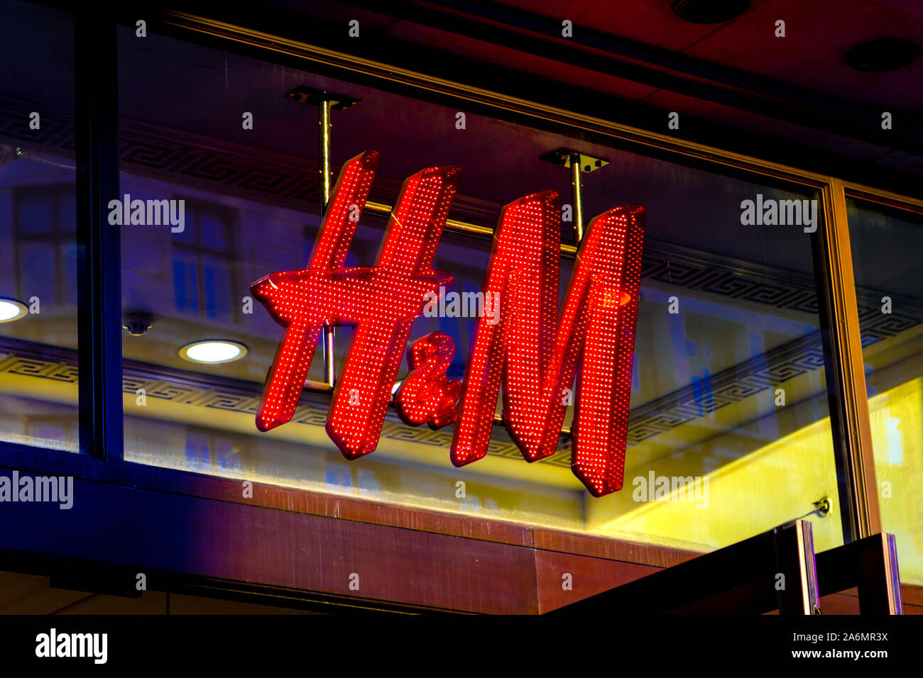 Illuminato in segno per il fashion retail giant H&M in Regent Street, Londra, Regno Unito Foto Stock