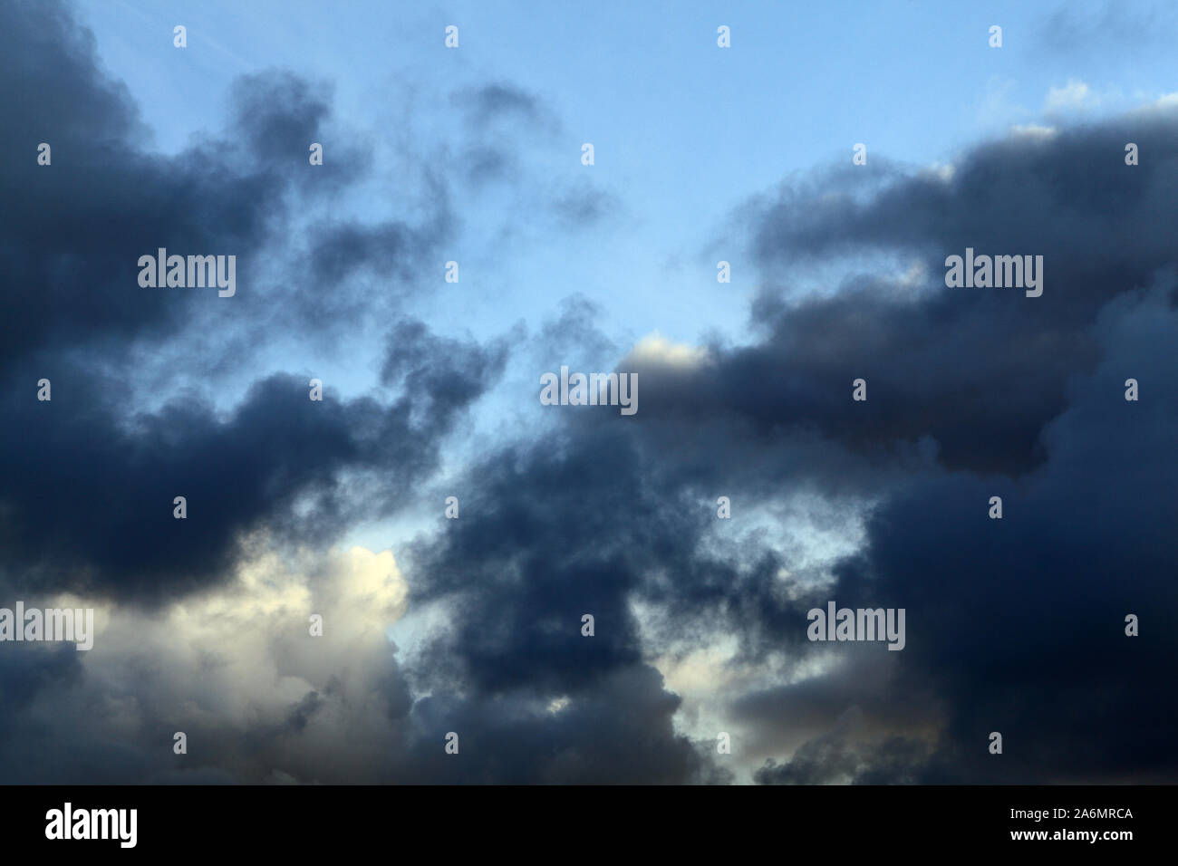 Dark, cloud, nuvole, cielo blu, meteo, meteorologia, cieli Foto Stock