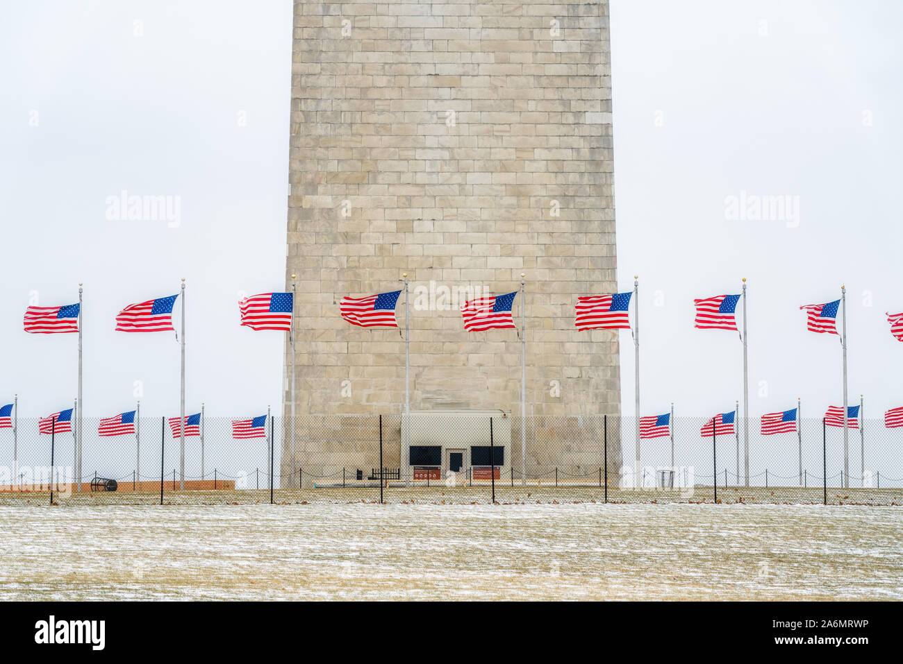 Pennone vicino al Monumento di Washington in inverno Foto Stock