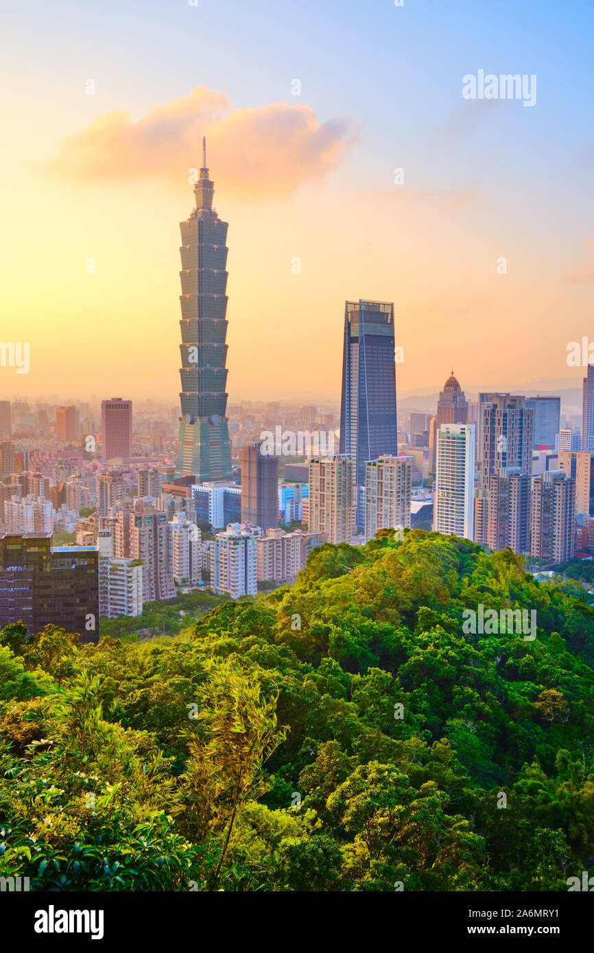 Taipei 101 e Nan Shan Plaza visto dal sentiero escursionistico a XiangShan (Elefante Montagna) al tramonto, Taipei. Foto Stock