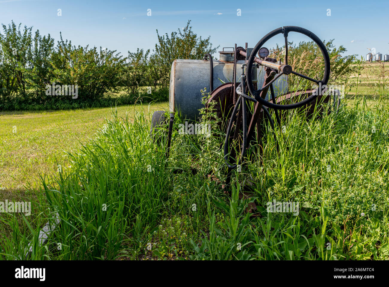 Agricoltura Vintage pull-irroratrice circondato da erba alta Foto Stock