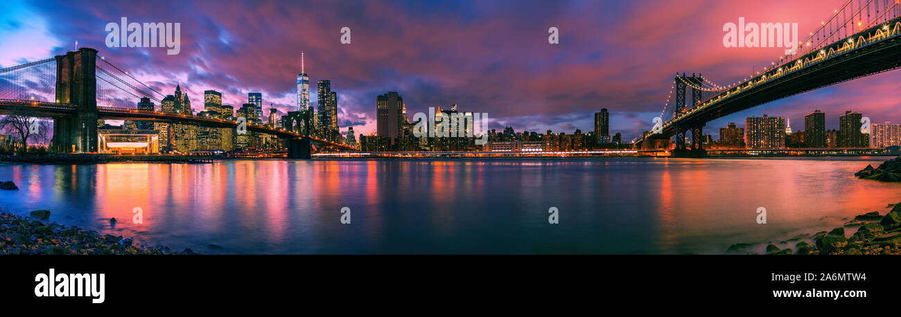 Il ponte di Brooklyn e Manhattan bridge al tramonto Foto Stock