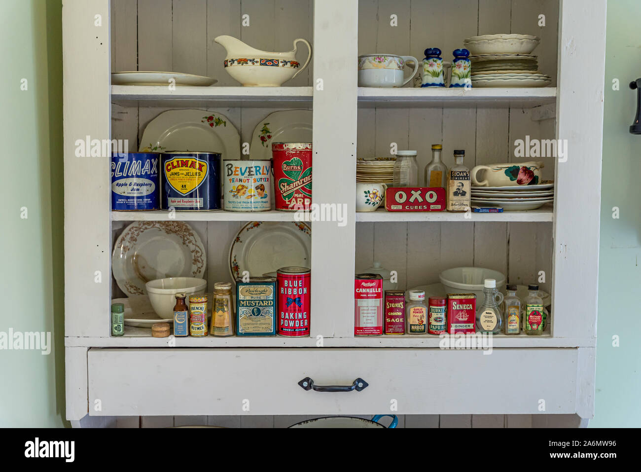 Corrente di Swift, SK/Canada- Luglio 29, 2019: Vintage contenitori in cucina antica credenza Foto Stock