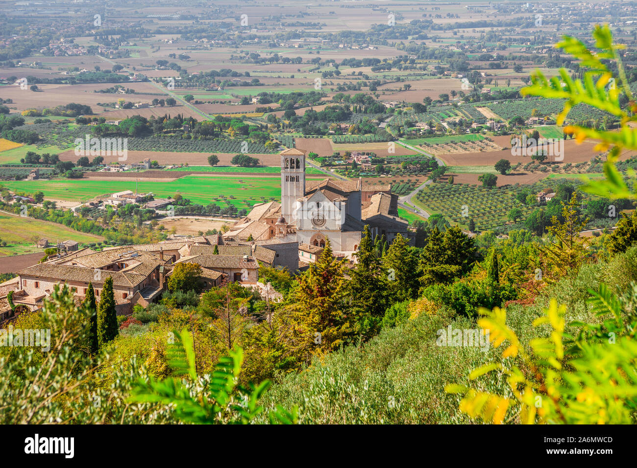 Vista della Basilica di San Francesco di Assisi e della campagna umbra visto da Rufinus Hill Foto Stock