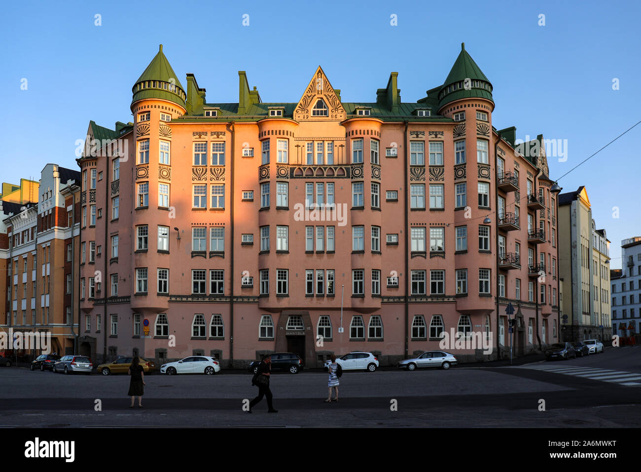 Ihantola, Jugend-edificio residenziale nel quartiere di Kallio di Helsinki, Finlandia. Progettato da architetto O. E. Koskinen e costruito nel 1907. Foto Stock