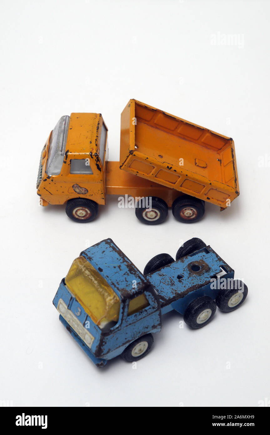 Metallo vecchio camion con rimorchio toy Foto stock - Alamy