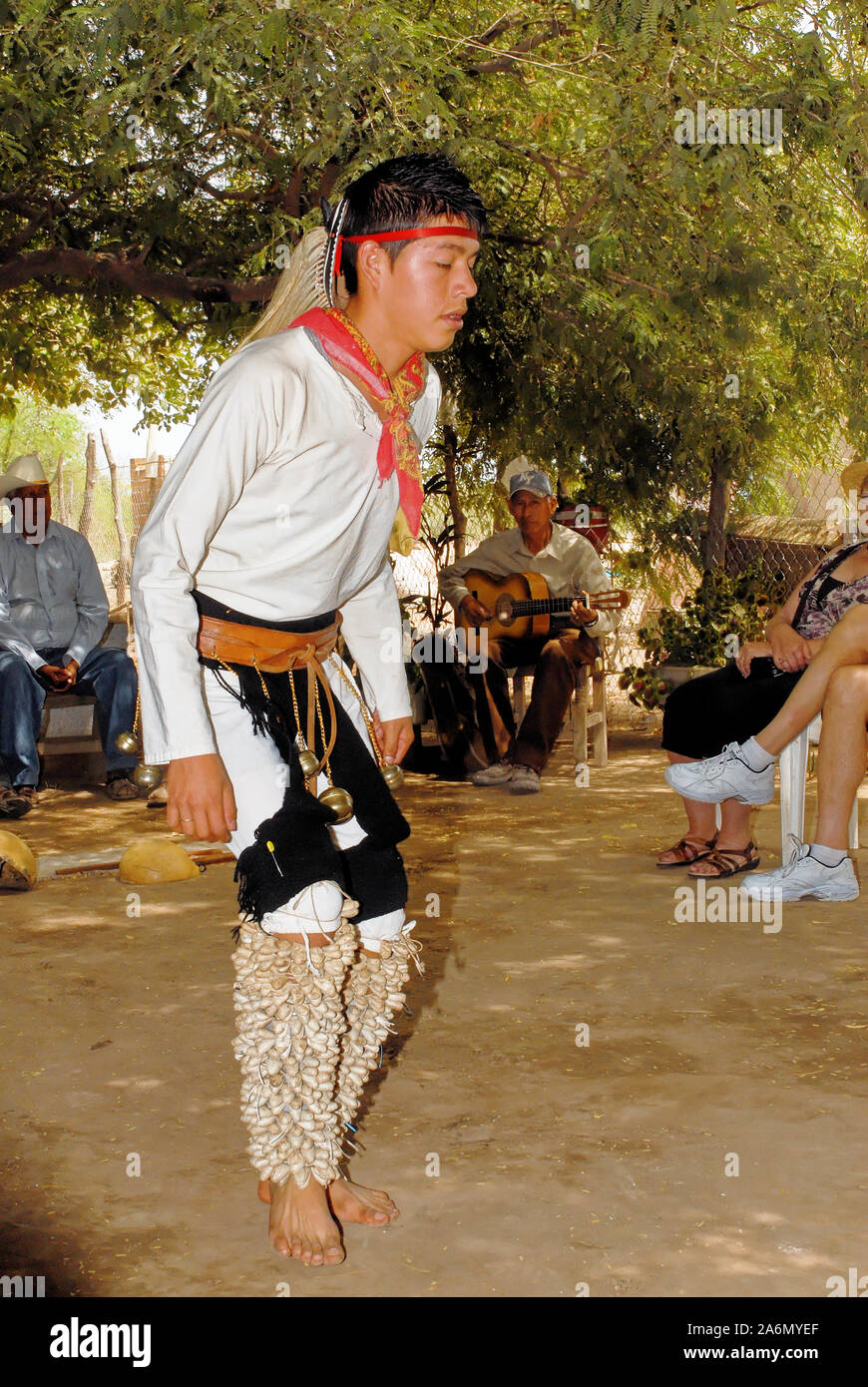 Aztec folk dance, danzatori provenienti da Loreto, Baja California Sur - Mexico. Posada de las Flores, Loreto, Messico, 01 aprile 2010 Foto Stock
