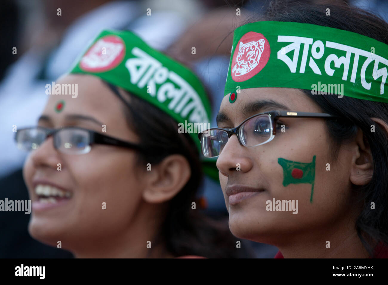 Due ragazze in occasione della cerimonia di apertura del decimo ICC Cricket World Cup, in Bangabandhu National Stadium, Dhaka, Bangladesh. Febbraio 17, 2011. Foto Stock