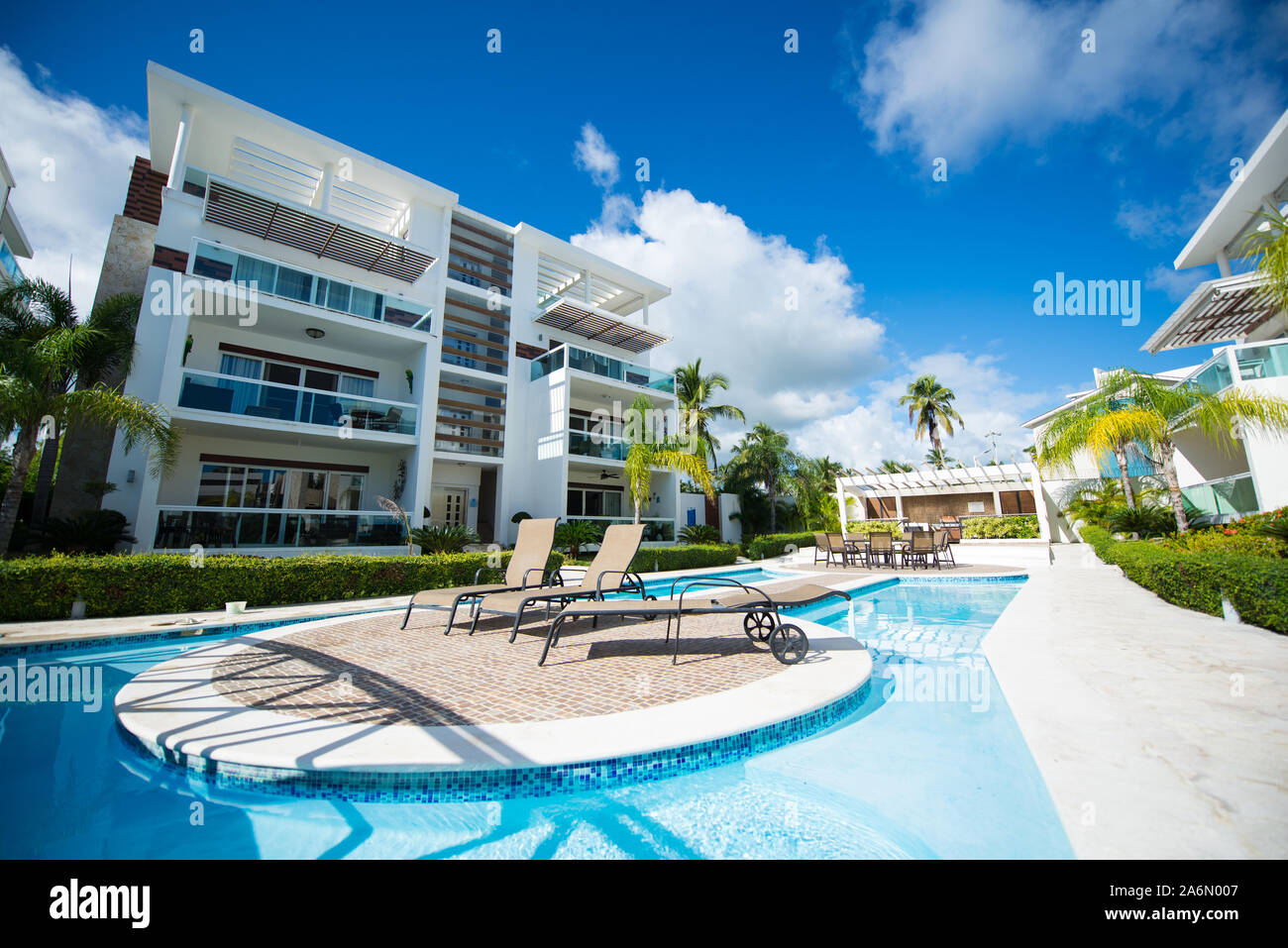 Punta Cana, La Altagracia / Repubblica Dominicana - Aprile 10 2014: Condominio resort guarda con palme e piscine Foto Stock