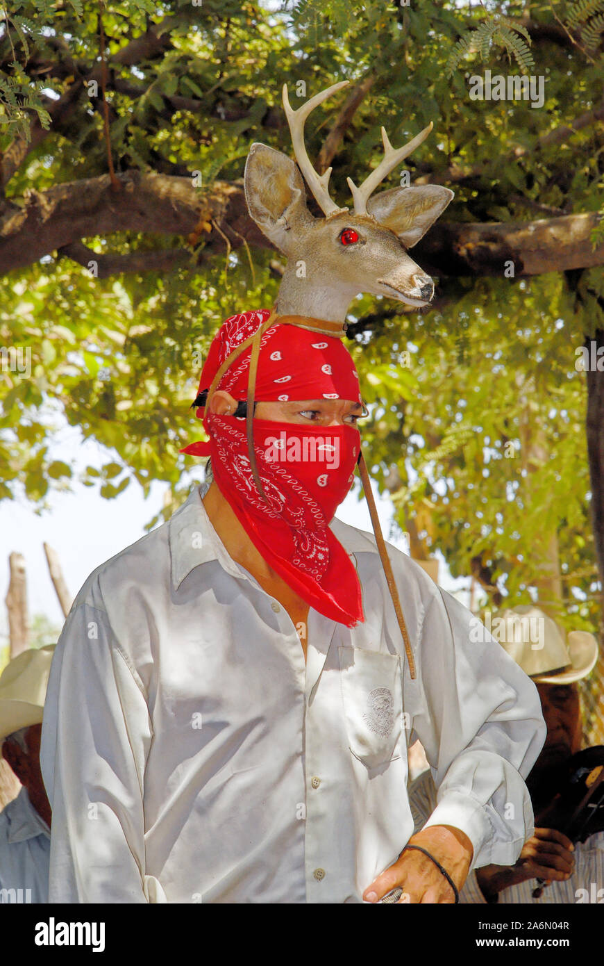 Aztec folk dance, danzatori provenienti da Loreto, Baja California Sur - Mexico. Posada de las Flores, Loreto, Messico, 01 aprile 2010 Foto Stock