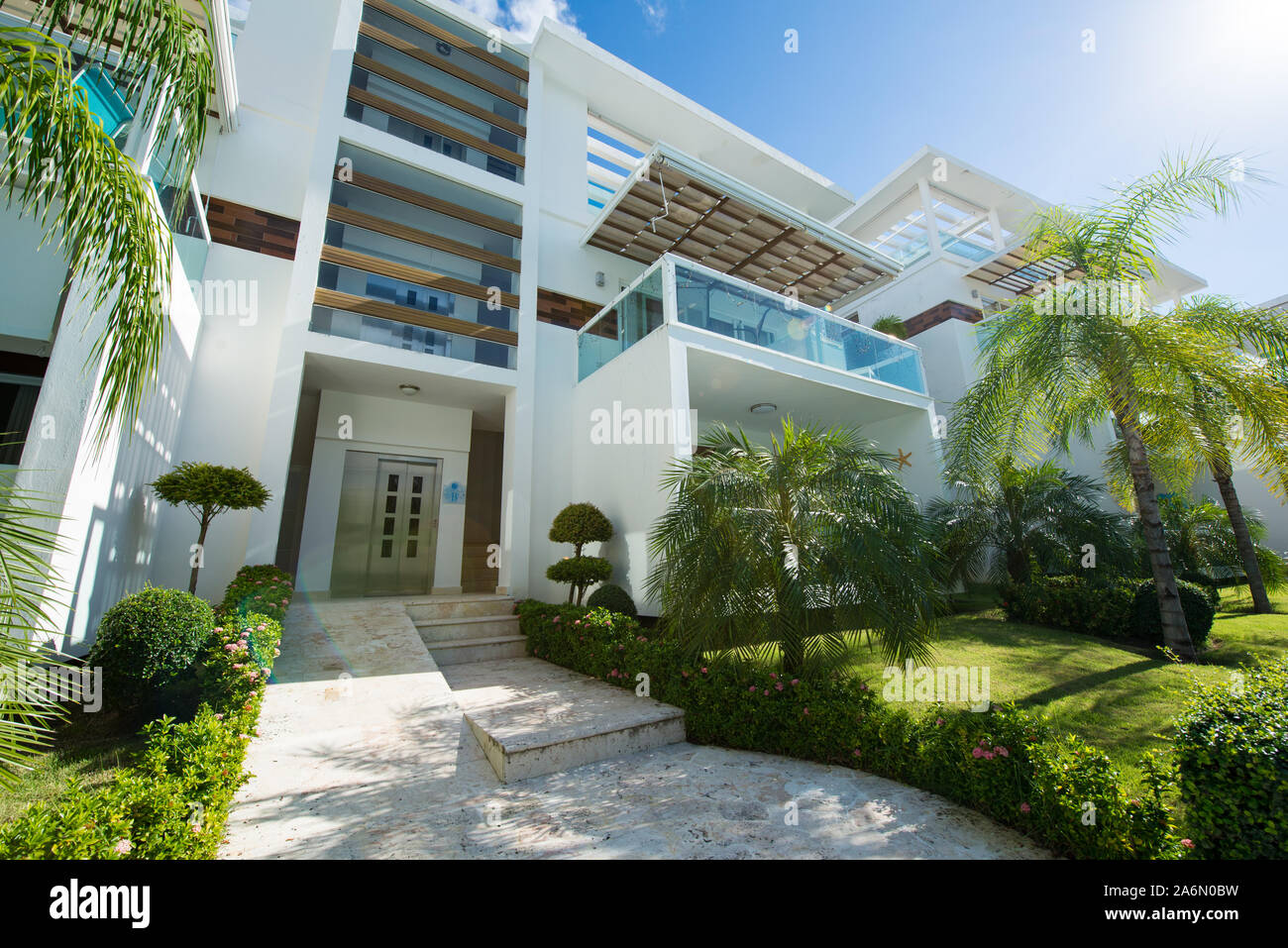 Punta Cana, La Altagracia / Repubblica Dominicana - Aprile 10 2014: Progetto Condominum Resort guarda con palme e piscine fo ricchi stranieri Foto Stock