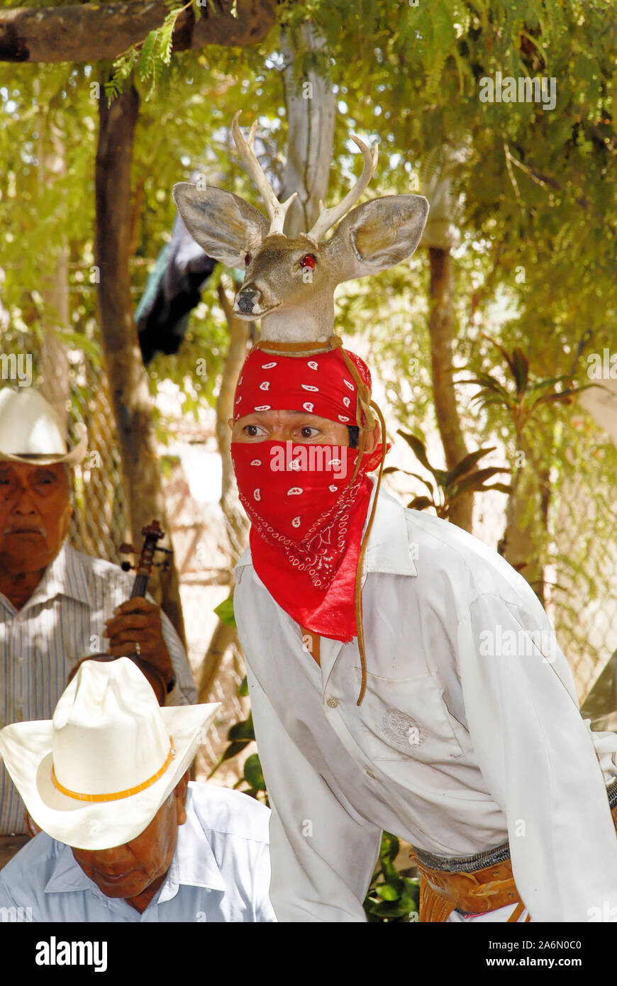 Aztec folk dance, danzatori provenienti da Loreto, Baja California Sur - Mexico. Posada de las Flores, Loreto, Messico, 01 aprile 2010 Foto Stock