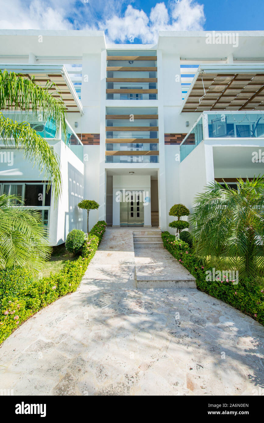 Punta Cana, La Altagracia / Repubblica Dominicana - Aprile 10 2014: Condominum Resort guarda con palme di ricchi stranieri Foto Stock