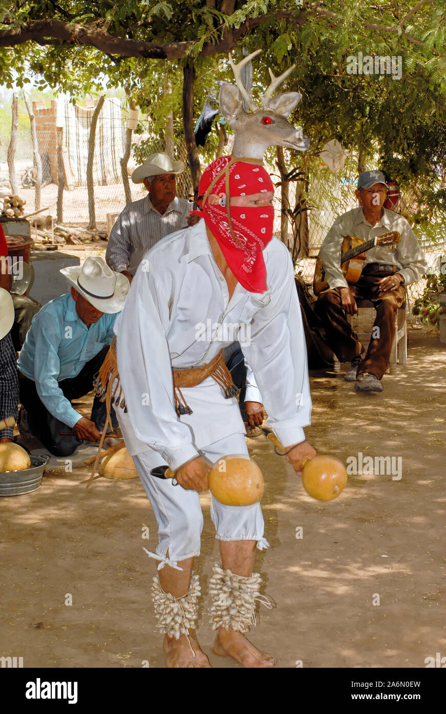 Aztec folk dance, danzatori provenienti da Loreto, Baja California Sur - Mexico. Posada de las Flores, Loreto, Messico, 01 aprile 2010 Foto Stock