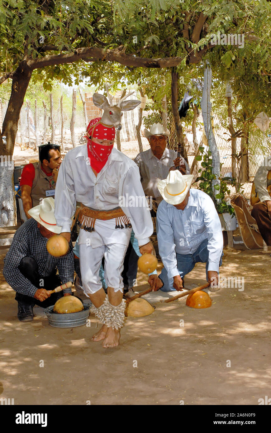 Aztec folk dance, danzatori provenienti da Loreto, Baja California Sur - Mexico. Posada de las Flores, Loreto, Messico, 01 aprile 2010 Foto Stock