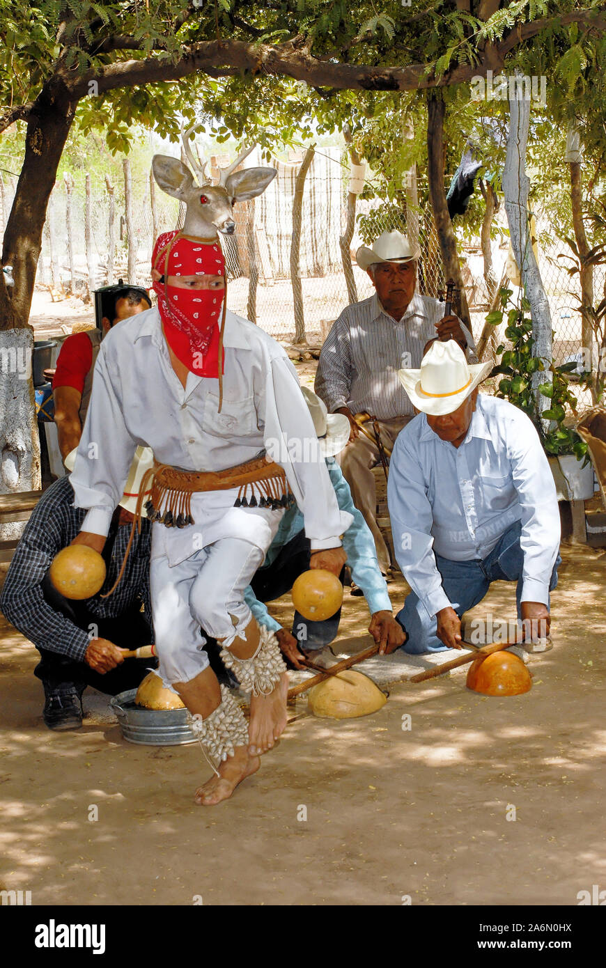 Aztec folk dance, danzatori provenienti da Loreto, Baja California Sur - Mexico. Posada de las Flores, Loreto, Messico, 01 aprile 2010 Foto Stock