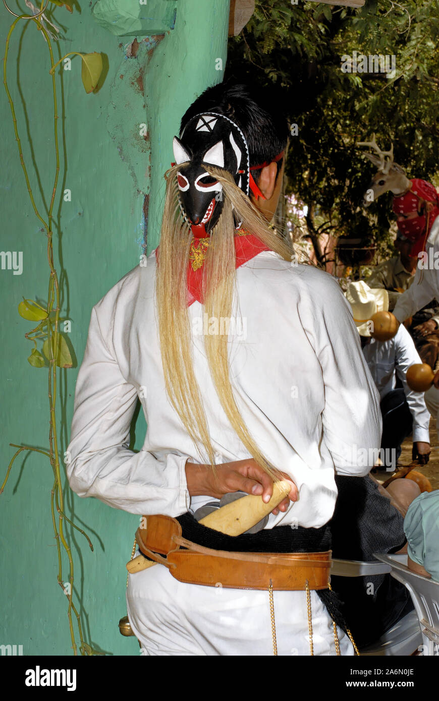 Aztec folk dance, danzatori provenienti da Loreto, Baja California Sur - Mexico. Posada de las Flores, Loreto, Messico, 01 aprile 2010 Foto Stock