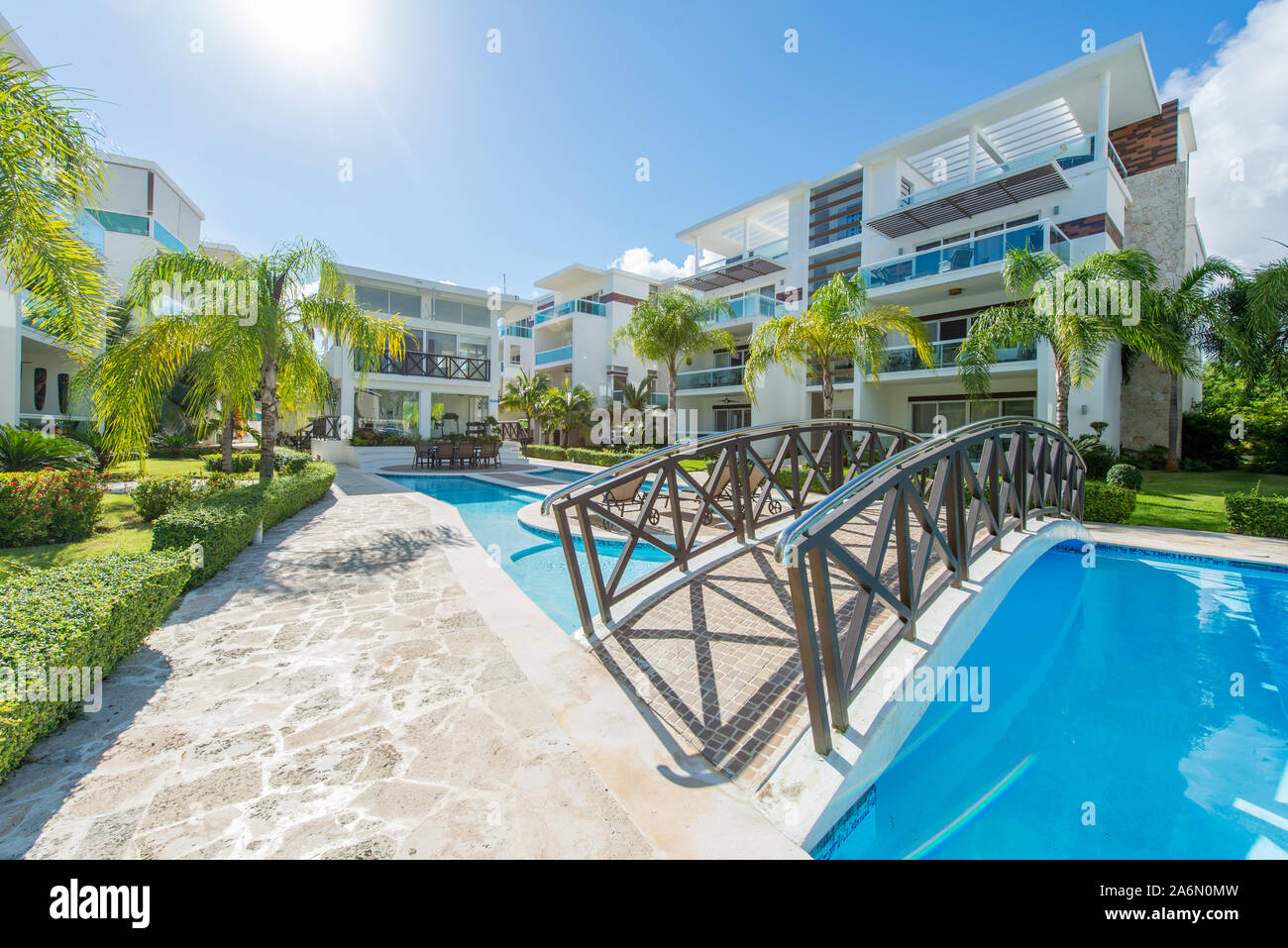 Punta Cana, La Altagracia / Repubblica Dominicana - Aprile 10 2014: Condominum Resort guarda con palme e piscine fo ricchi stranieri Foto Stock