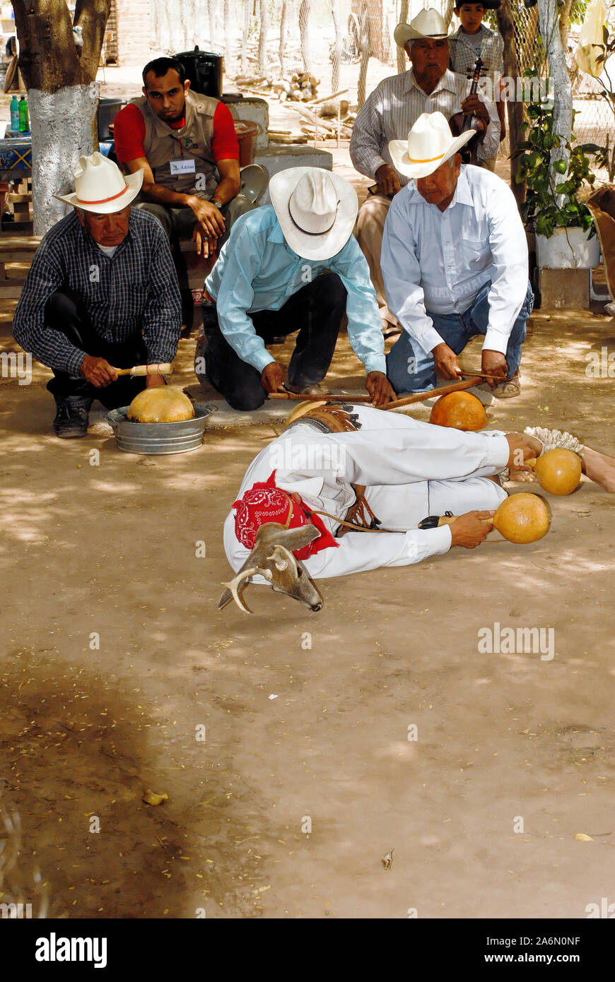 Aztec folk dance, danzatori provenienti da Loreto, Baja California Sur - Mexico. Posada de las Flores, Loreto, Messico, 01 aprile 2010 Foto Stock