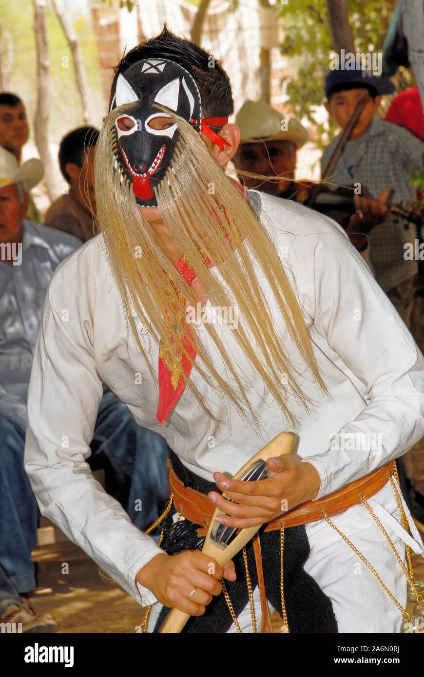 Aztec folk dance, danzatori provenienti da Loreto, Baja California Sur - Mexico. Posada de las Flores, Loreto, Messico, 01 aprile 2010 Foto Stock