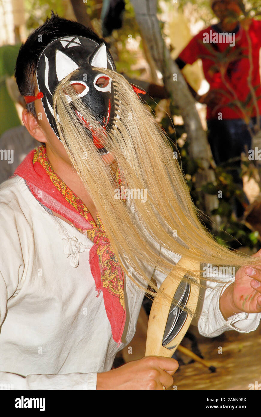 Aztec folk dance, danzatori provenienti da Loreto, Baja California Sur - Mexico. Posada de las Flores, Loreto, Messico, 01 aprile 2010 Foto Stock