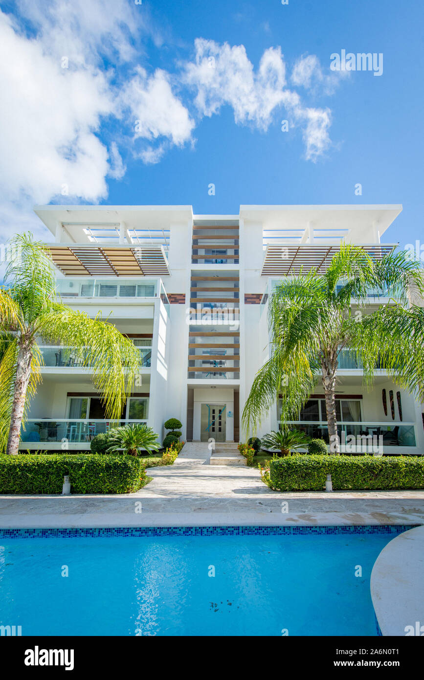 Punta Cana, La Altagracia / Repubblica Dominicana - Aprile 10 2014: Condominio resort guarda con palme e piscine Foto Stock