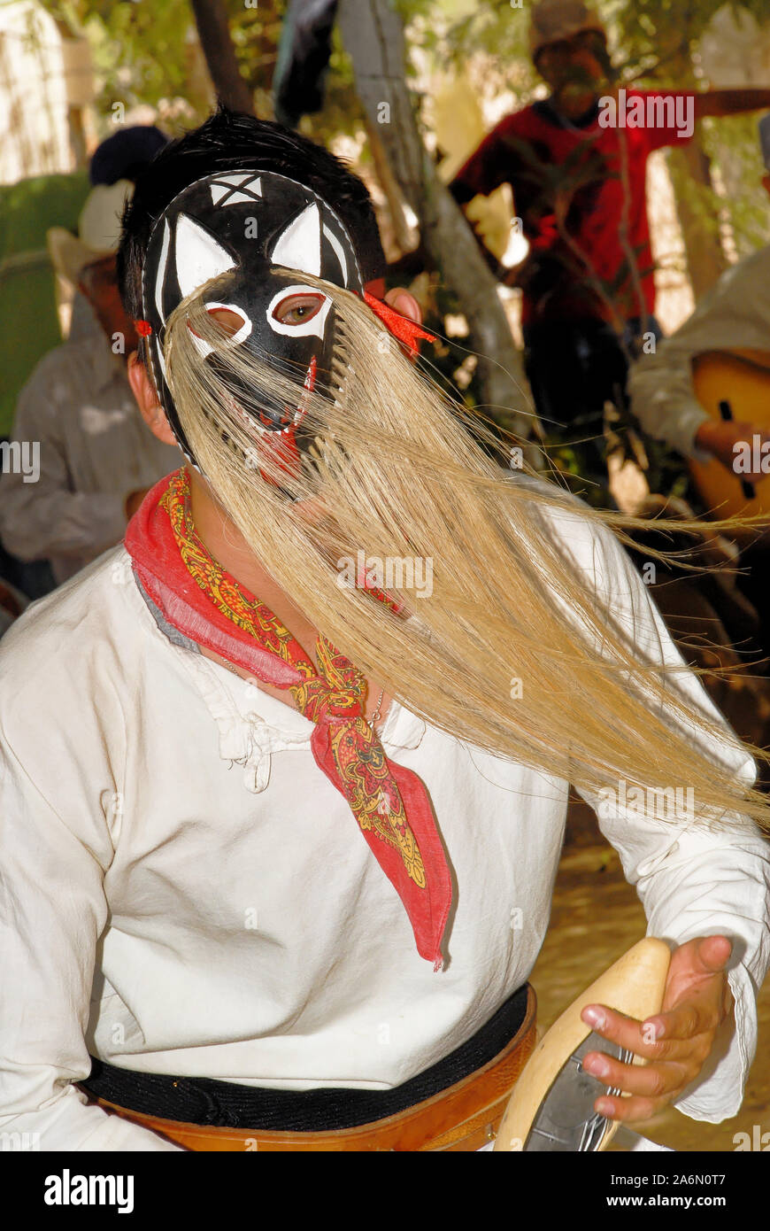 Aztec folk dance, danzatori provenienti da Loreto, Baja California Sur - Mexico. Posada de las Flores, Loreto, Messico, 01 aprile 2010 Foto Stock