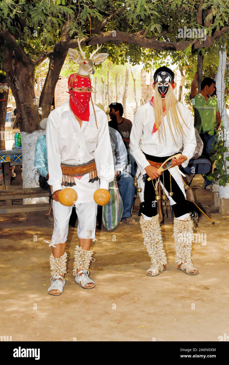 Aztec folk dance, danzatori provenienti da Loreto, Baja California Sur - Mexico. Posada de las Flores, Loreto, Messico, 01 aprile 2010 Foto Stock