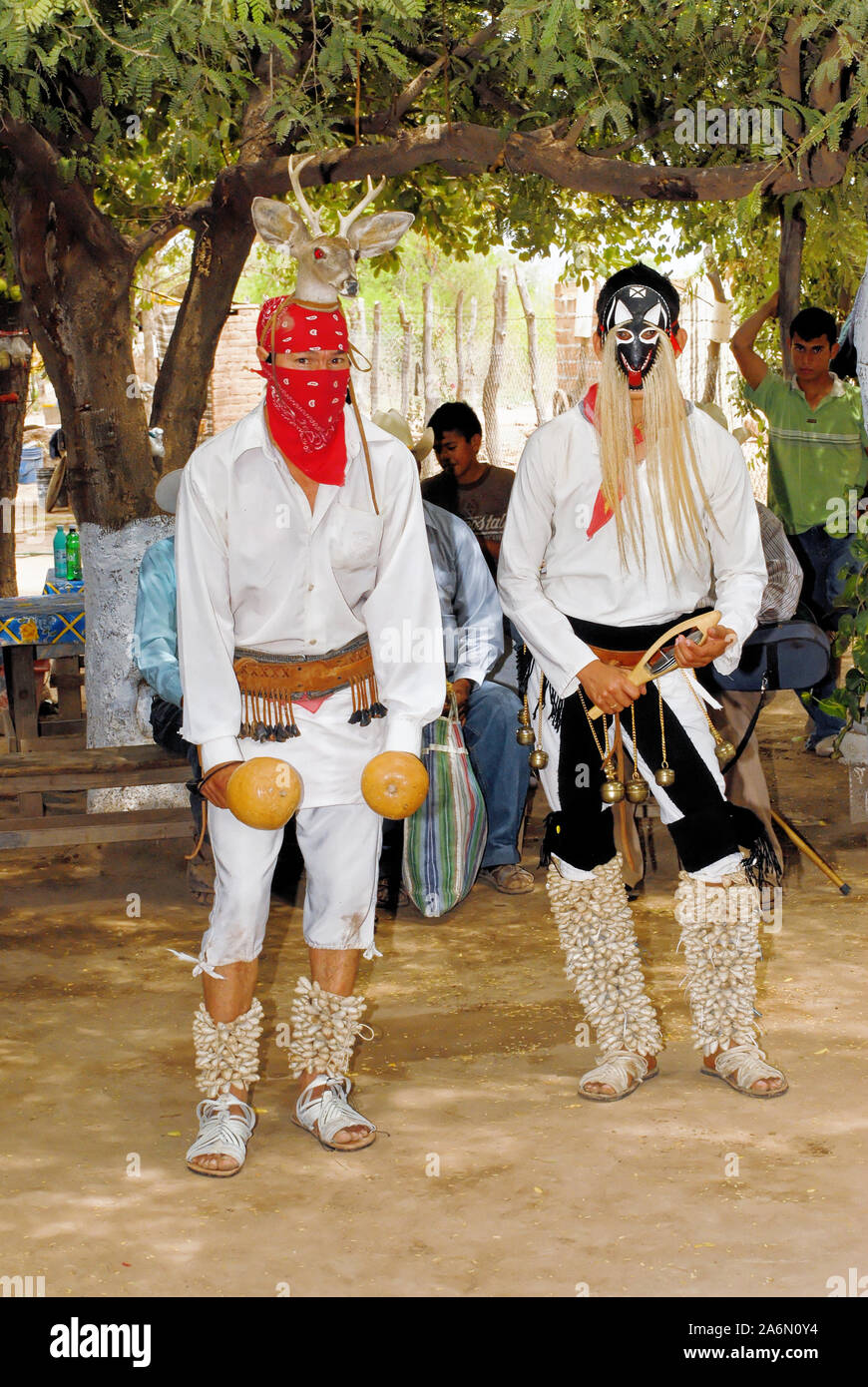 Aztec folk dance, danzatori provenienti da Loreto, Baja California Sur - Mexico. Posada de las Flores, Loreto, Messico, 01 aprile 2010 Foto Stock