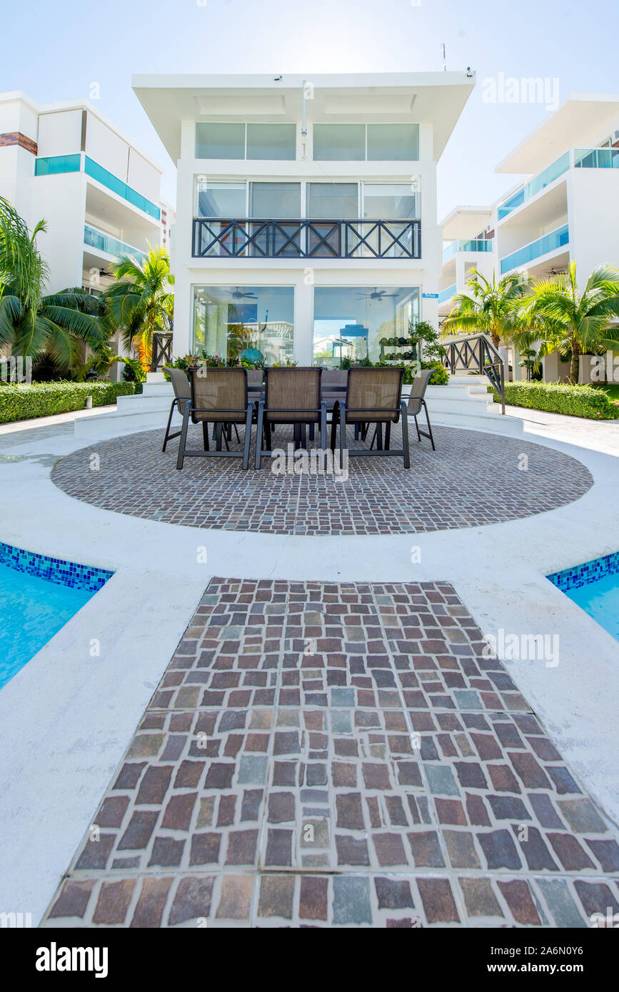 Punta Cana, La Altagracia / Repubblica Dominicana - Aprile 10 2014: Condominum Resort guarda con palme e le piscine di ricchi stranieri Foto Stock