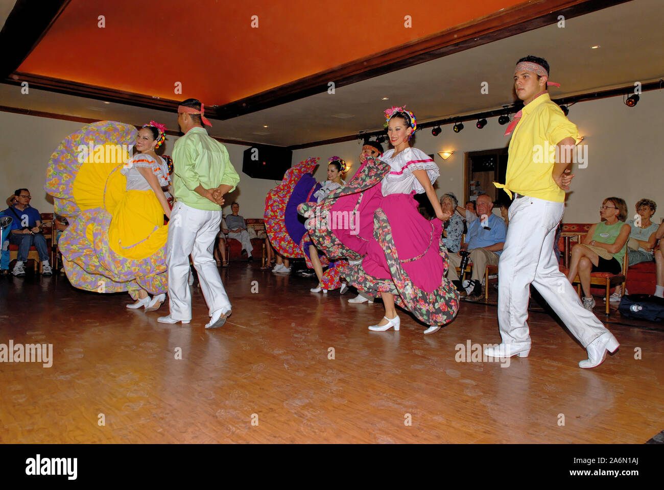 Mexican folk dance, danzatori provenienti da Loreto, Baja California Sur - Mexico. Posada de las Flores, Loreto, Messico, 01 aprile 2010 Foto Stock