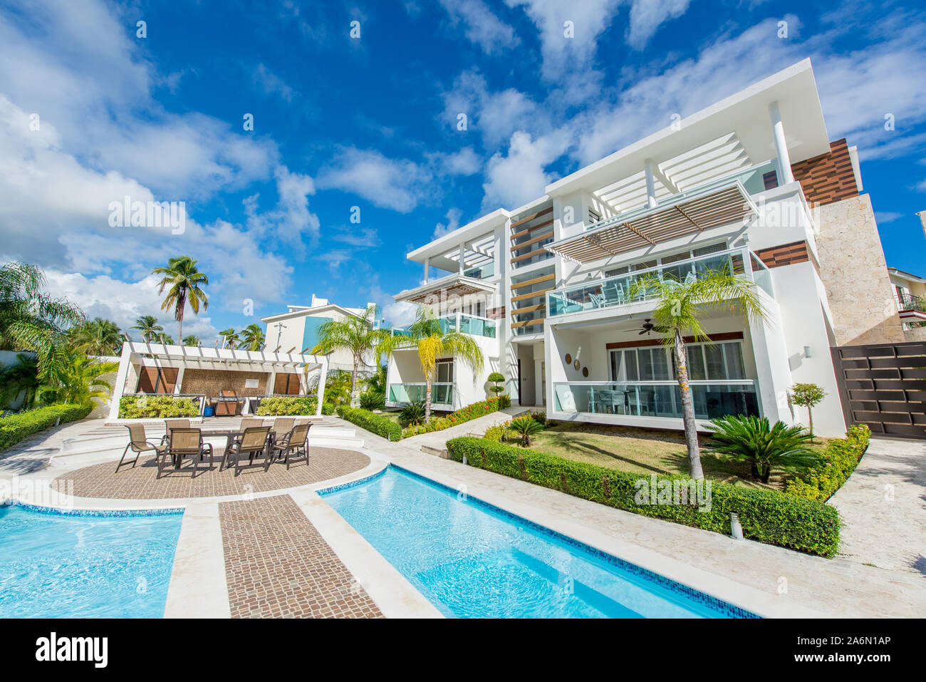 Punta Cana, La Altagracia / Repubblica Dominicana - Aprile 10 2014: Condominum Resort guarda con palme e le piscine di ricchi stranieri Foto Stock