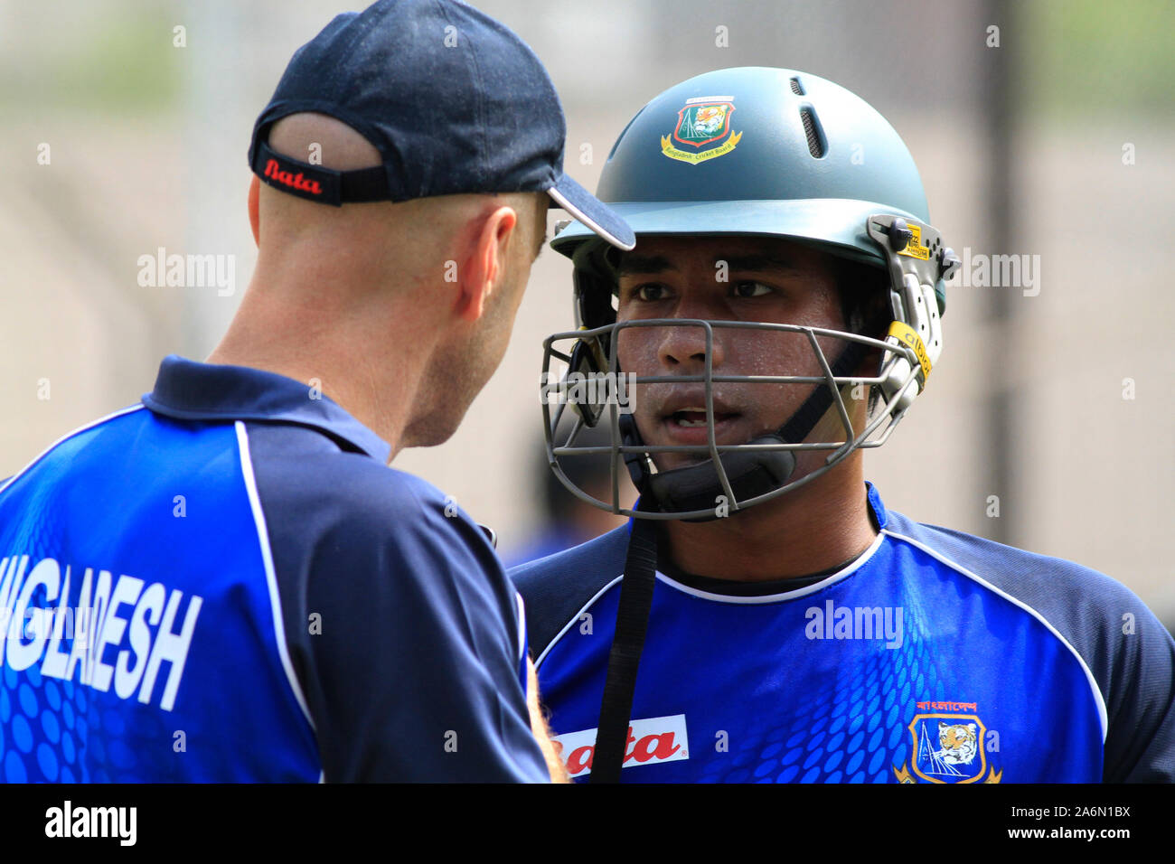 Coach Jamie Siddons parla al battitore del Bangladesh Roqibul Hassan durante una sessione di prove libere a Sher-e-Bangla National Stadium, Mirpur, Dhaka, Bangladesh. Il 18 febbraio 2011. Per la prima volta nella sua storia il Bangladesh ha ospitato la cerimonia di apertura della Coppa del Mondo di cricket, all'Bangabandhu National Stadium, a Dhaka, il 17 febbraio 2011. Il decimo ICC Cricket World Cup dal 19 febbraio al 2 aprile 2011, sarà tenuto congiuntamente in Bangladesh, Sri Lanka e India. Foto Stock