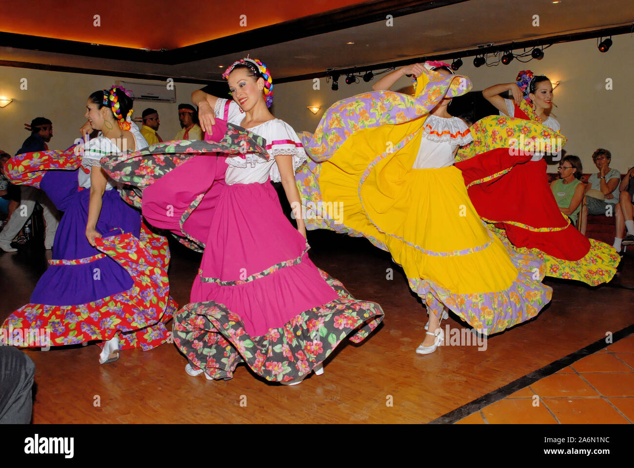 Mexican folk dance, danzatori provenienti da Loreto, Baja California Sur - Mexico. Posada de las Flores, Loreto, Messico, 01 aprile 2010 Foto Stock