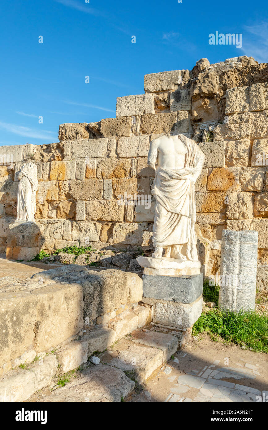 Antiche statue di marmo a Salamina, greco e il sito archeologico romano, Famagosta, Cipro del Nord Foto Stock